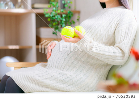テニスボール 妊婦 の写真素材