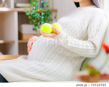 テニスボール 妊婦 4 3の写真素材