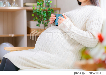 水分補給する妊婦　様々な飲み物　 70520616
