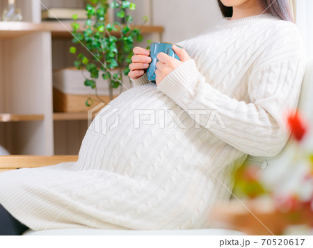 水分補給する妊婦　様々な飲み物　4:3 70520617