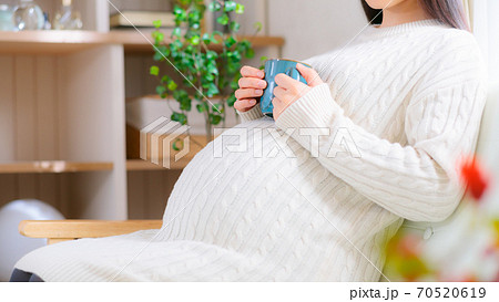 水分補給する妊婦　様々な飲み物　16:9 70520619