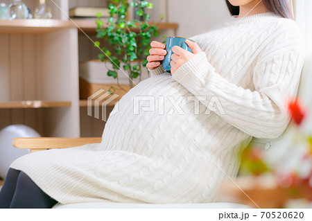 水分補給する妊婦　様々な飲み物　 70520620