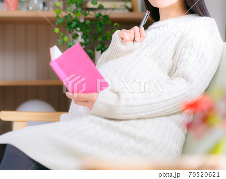 スケジュール帳 考える妊婦 4:3 スケジュール帳 考える妊婦 4:3 70520621