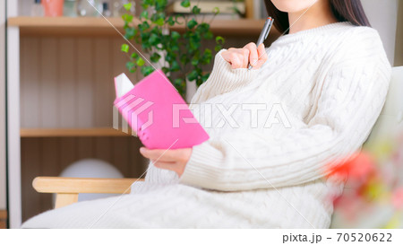 スケジュール帳　考える妊婦　16:9 70520622