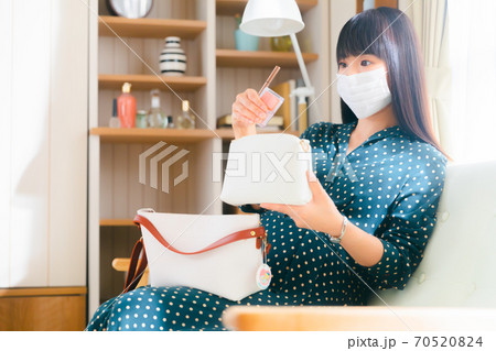 妊婦　外出準備　化粧品　 70520824