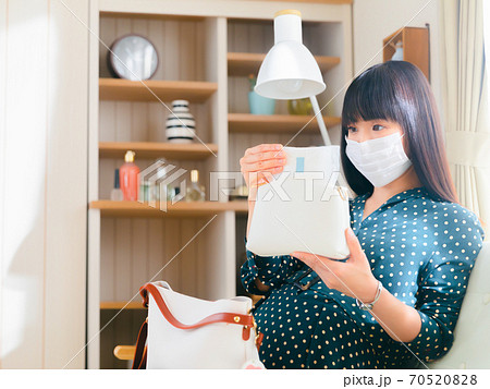 ナプキンを準備する妊婦　4:3 70520828