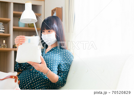 ナプキンを準備する妊婦　コピースペース 70520829