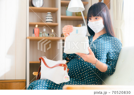 ナプキンを準備する妊婦　 70520830