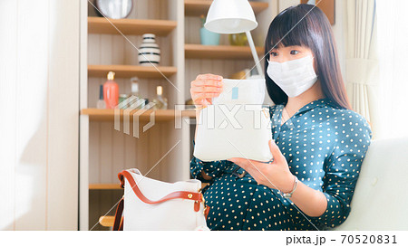 ナプキンを準備する妊婦　16:9 70520831