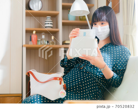 ナプキンを準備する妊婦　4:3 70520832