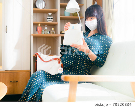 ナプキンを準備する妊婦 4:3 ナプキンを準備する妊婦 4:3 70520834