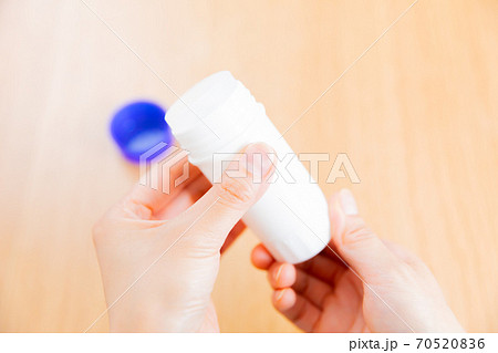 湿布スティック　手元　コピースペース　 70520836