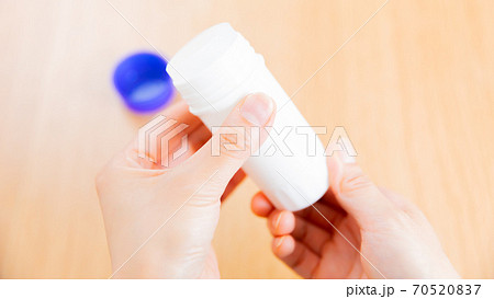 湿布スティック　手元　16:9 70520837