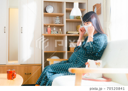 マスクをつける妊婦　 70520841