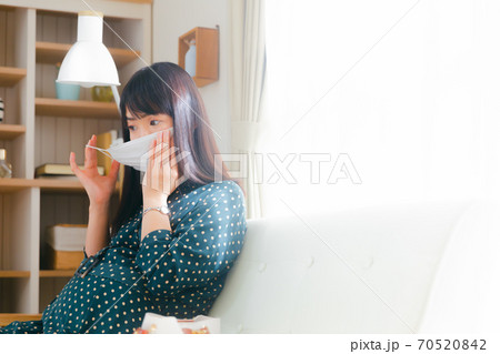 マスクをつける妊婦　コピースペース 70520842