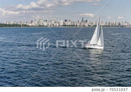 カナダのバンクーバー沖でヨットを楽しむ 70521037