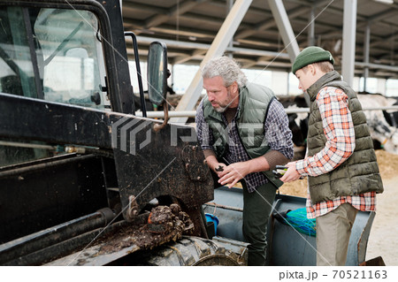 Repairing tractor with son Repairing tractor with son 70521163