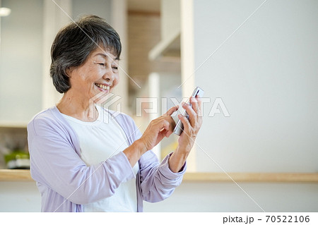 笑顔のシニア女性