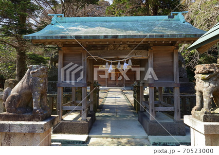 島根県松江市島根町にある加賀神社(かかじんじゃ)の山門 70523000