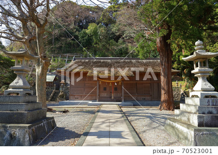 島根県松江市島根町にある加賀神社(かかじんじゃ)の拝殿 島根県松江市島根町にある加賀神社(かかじんじゃ)の拝殿 70523001