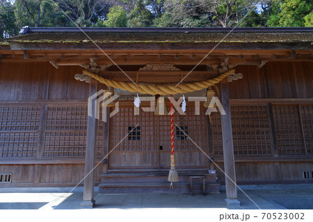 島根県松江市島根町にある加賀神社(かかじんじゃ)の拝殿 70523002