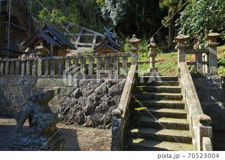 島根県松江市島根町にある加賀神社(かかじんじゃ)境内の東側の石段と境内社 島根県松江市島根町にある加賀神社(かかじんじゃ)境内の東側の石段と境内社 70523004