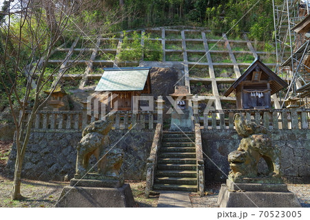 島根県松江市島根町にある加賀神社(かかじんじゃ)境内の西側の石段と境内社 島根県松江市島根町にある加賀神社(かかじんじゃ)境内の西側の石段と境内社 70523005