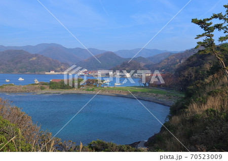 島根県松江市島根町加賀の桂島より南東側(加賀港、弥山さん方面)を望む 70523009