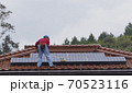 太陽光発電パネルを清掃する男性 70523116