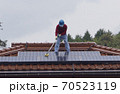 太陽光発電パネルを清掃する男性 70523119