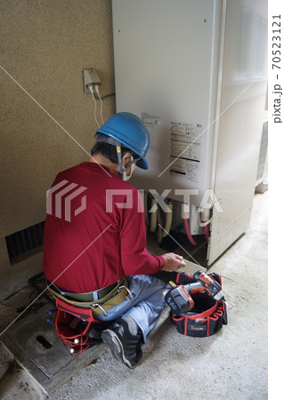 電気温水器点検作業 電気温水器点検作業 70523121