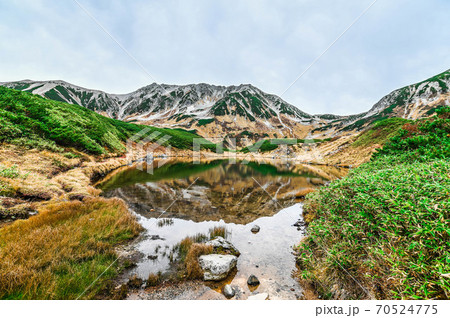 立山室堂平 みどりが池 池に映る山の紅葉 トレッキング景色 立山室堂平 みどりが池 池に映る山の紅葉 トレッキング景色 70524775