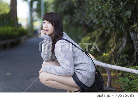 若い女性 ポートレート しゃがむ 若い女性 ポートレート しゃがむ 70525638