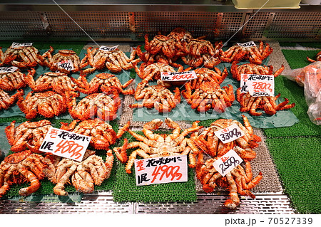 北海道　釧路　和商市場　名物の花咲ガニ 70527339