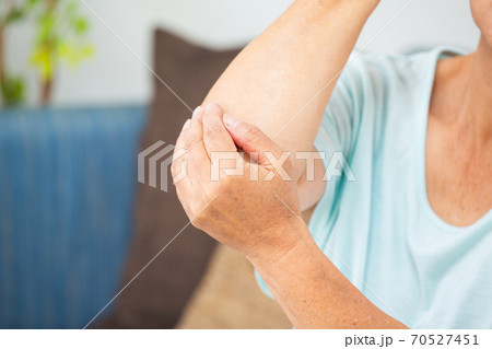 シニア女性 肘の痛み シニア女性 肘の痛み 70527451
