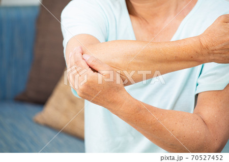 シニア女性　肘の痛み 70527452