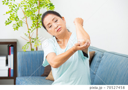 シニア女性 肘の痛み シニア女性 肘の痛み 70527458