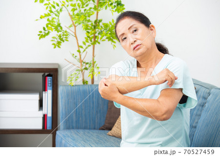 シニア女性 肘の痛み シニア女性 肘の痛み 70527459