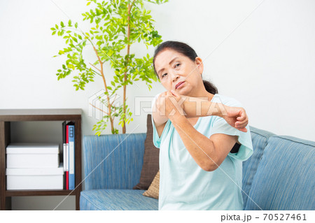 シニア女性 肘の痛み シニア女性 肘の痛み 70527461