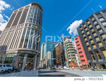 日本の東京都市景観 日本橋三越や「日本橋北詰」の交差点(横断歩道)などを望む 日本の東京都市景観 日本橋三越や「日本橋北詰」の交差点(横断歩道)などを望む 70527632