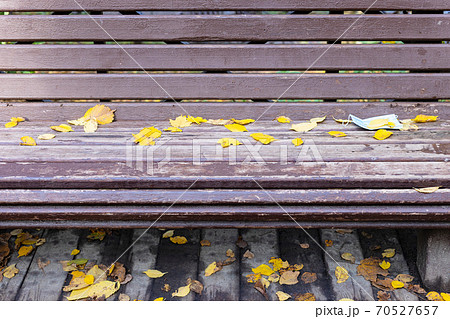 front view of bench with dropped sanitary mask 70527657