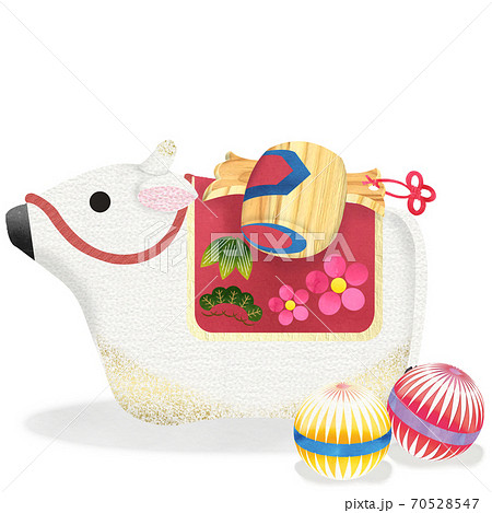 丑年　和紙貼り絵風　白い牛の土鈴と小槌と手毬のカットイラスト 70528547