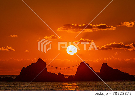 神奈川県 真鶴半島三ツ石海岸 日の出の写真素材