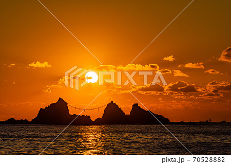 （神奈川県）真鶴半島三ツ石海岸　日の出 70528882