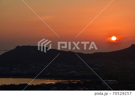 沖縄 中城湾 知念岬の日の出 沖縄 中城湾 知念岬の日の出 70529257
