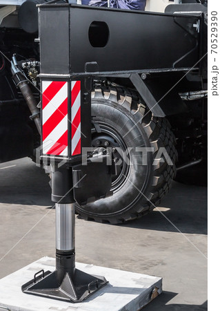 hydraulic outriggers of the crane installed on the truck hydraulic outriggers of the crane installed on the truck 70529390