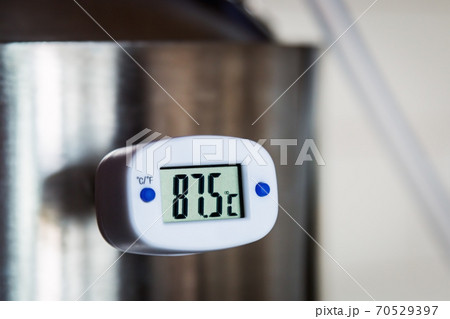 the thermometer shows the temperature in degrees the thermometer shows the temperature in degrees 70529397