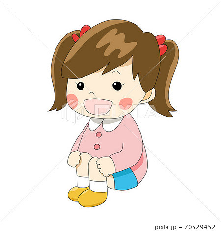 制服を着て座る女の子の園児 制服を着て座る女の子の園児 70529452