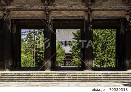 東大寺　南大門から覗く中門と大仏殿　奈良県奈良市 70529558