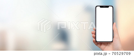 街中でスマートフォンを持っている手の画像合成用素材 街中でスマートフォンを持っている手の画像合成用素材 70529709